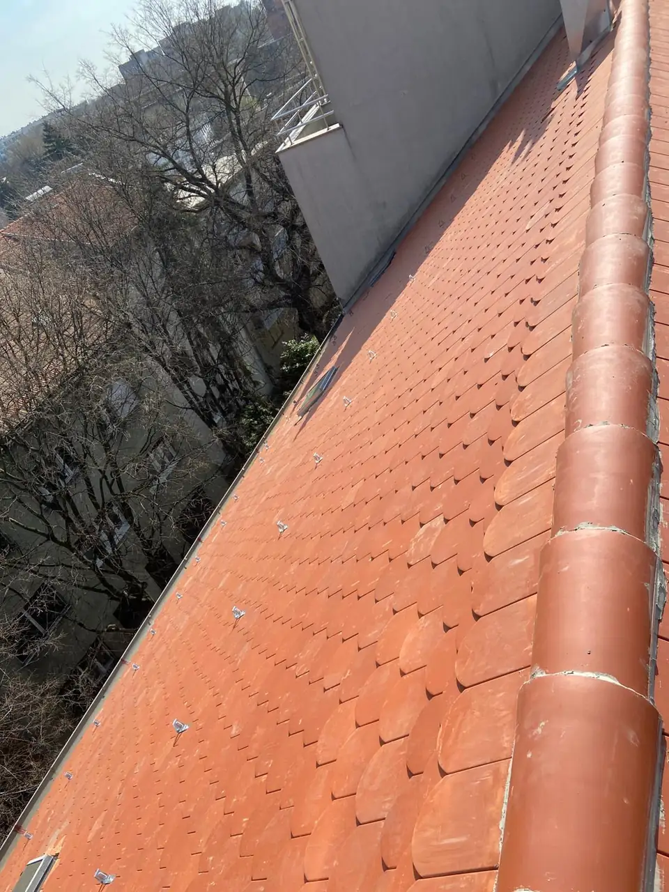 Sljeme i biber crijep na obnovljenom krovu stambene zgrade u Zagrebu