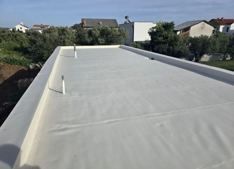 Ravni krov s hidroizolacijskom membranom i izoliranom atikom