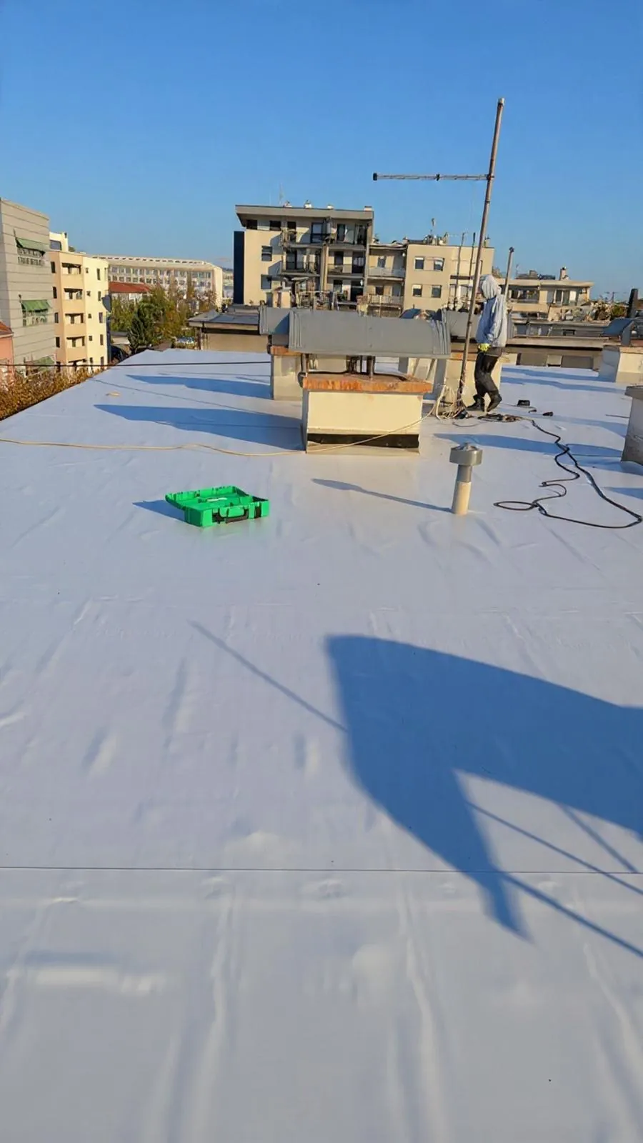 Hidroizolacija ravnog krova sintetičkom membranom na stambenoj zgradi u Zagrebu