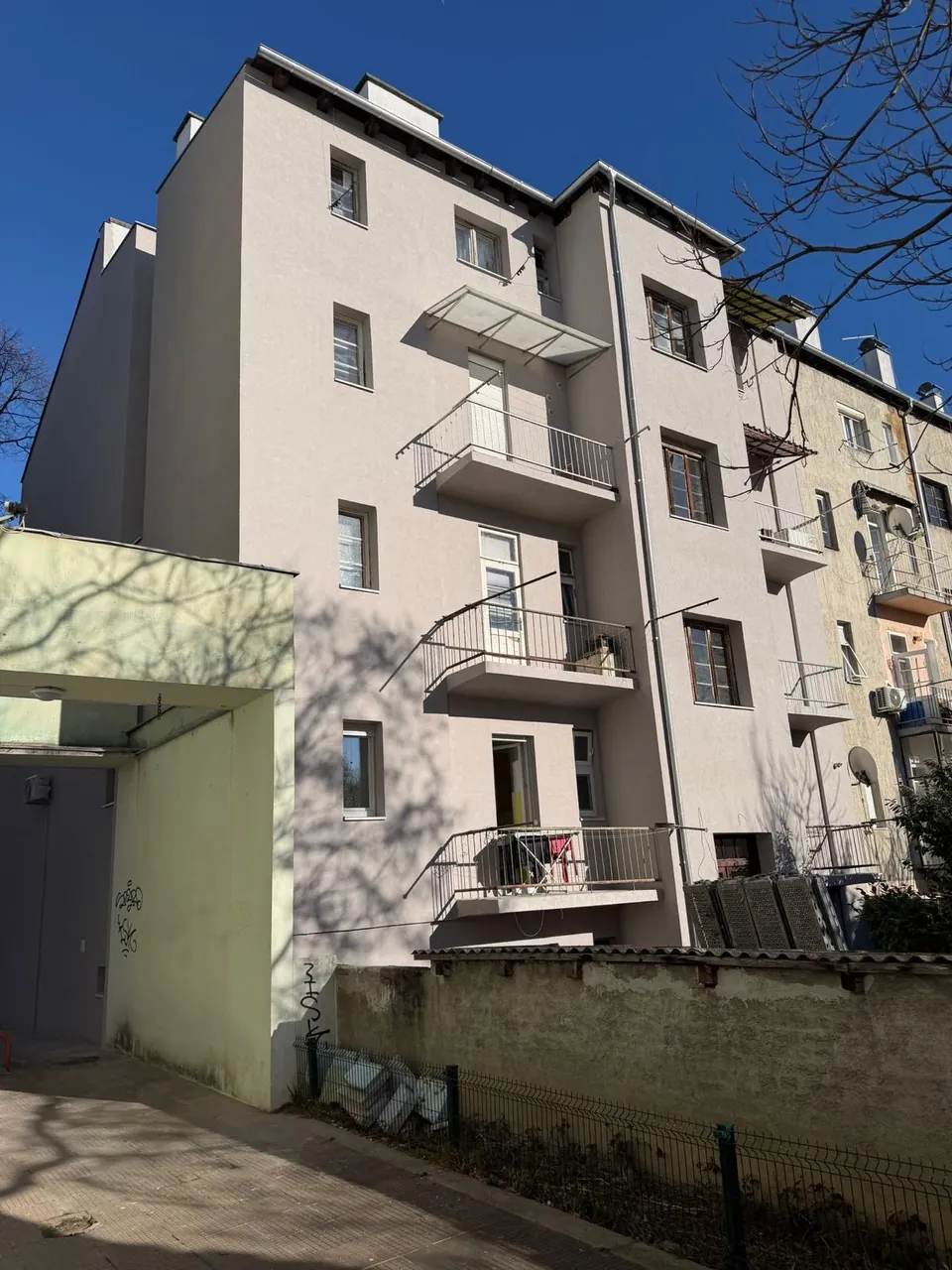 Obnovljeno pročelje stambene zgrade u Zagrebu nakon izvedbe toplinske fasade