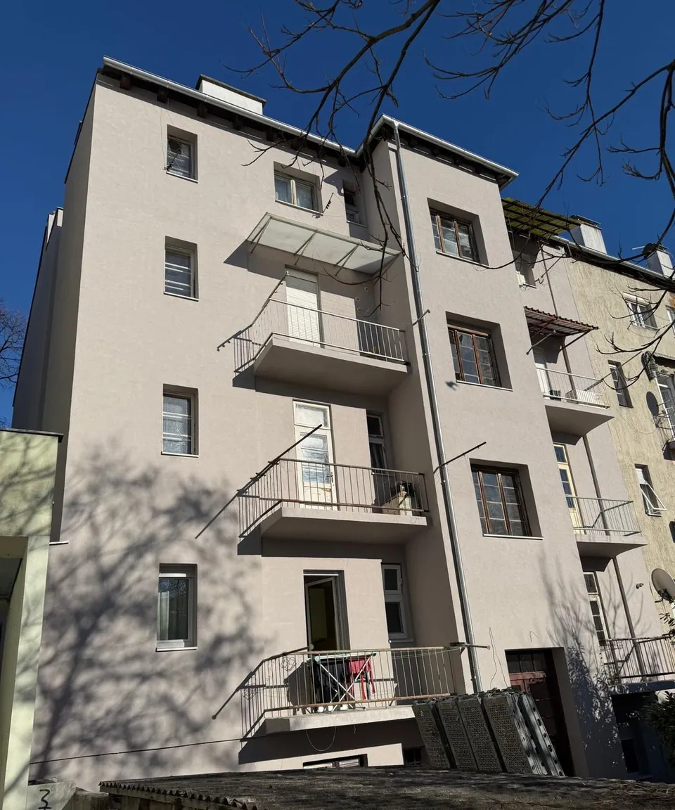 Nova toplinska fasada s balkonima na dvorišnoj strani zgrade u Zagrebu