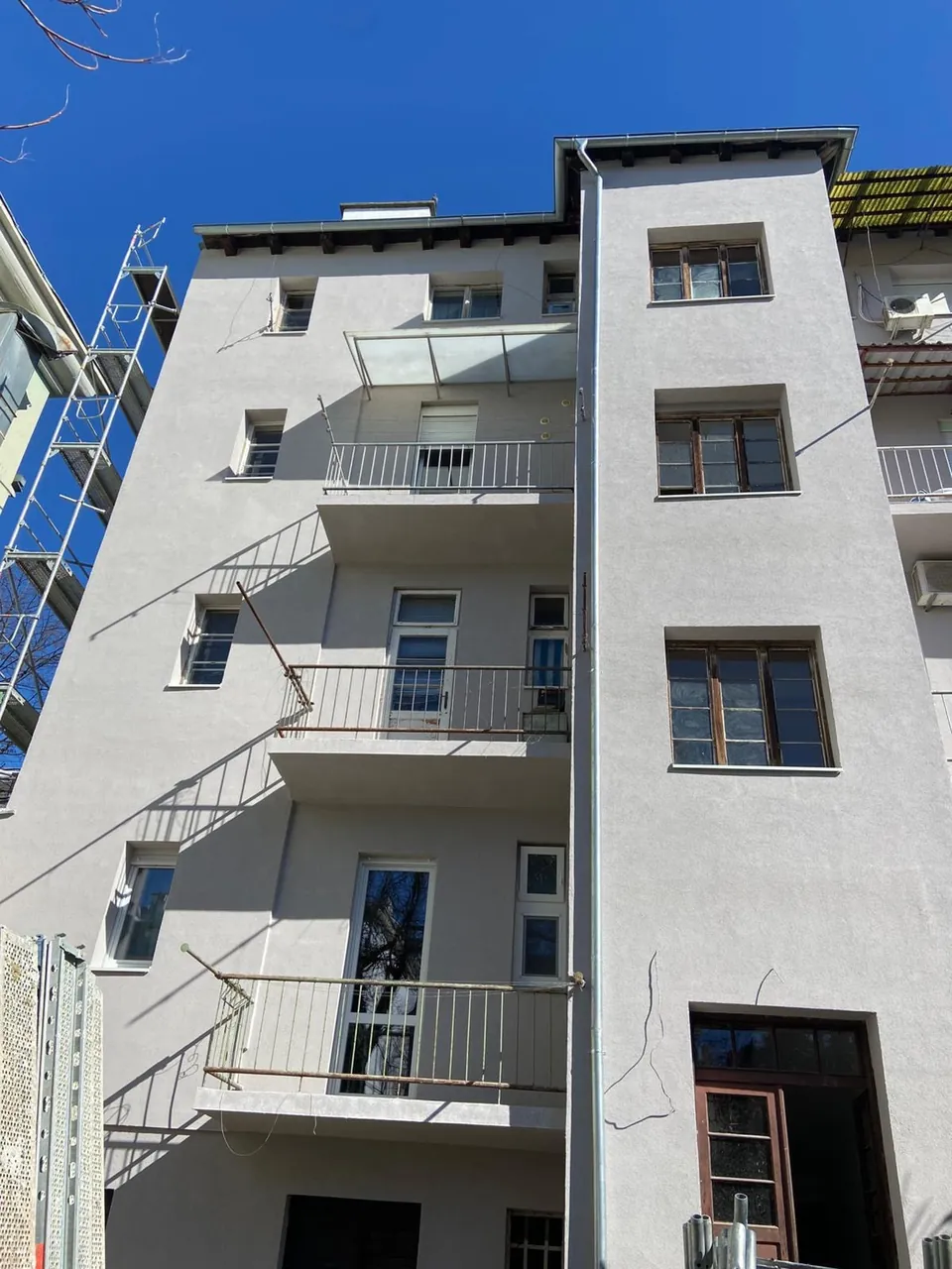 Pročelje zgrade nakon sanacije fasade, novi prozorski opšavi i oluk
