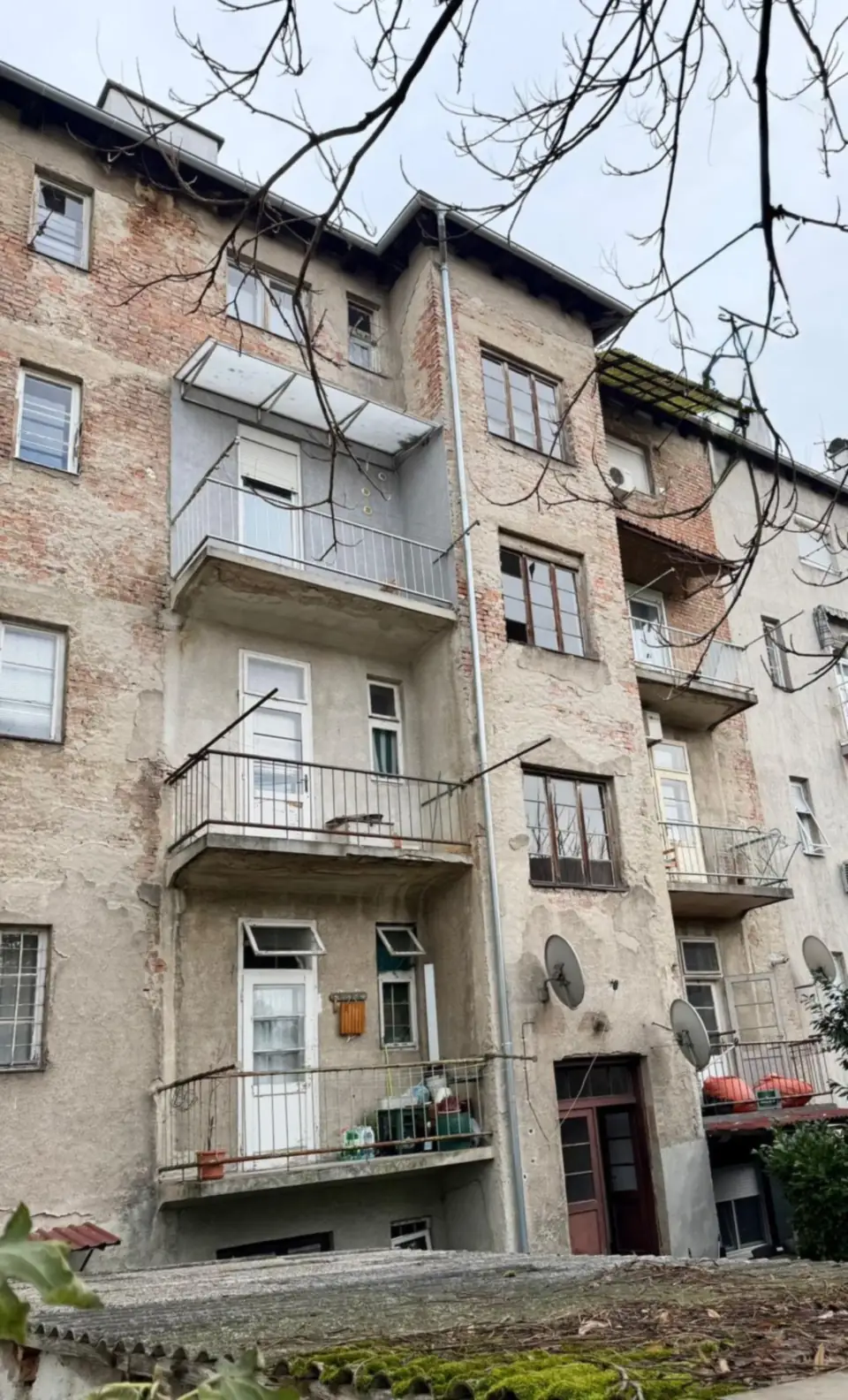 Zapušteno pročelje s balkonima prije izvedbe toplinske fasade u Zagrebu