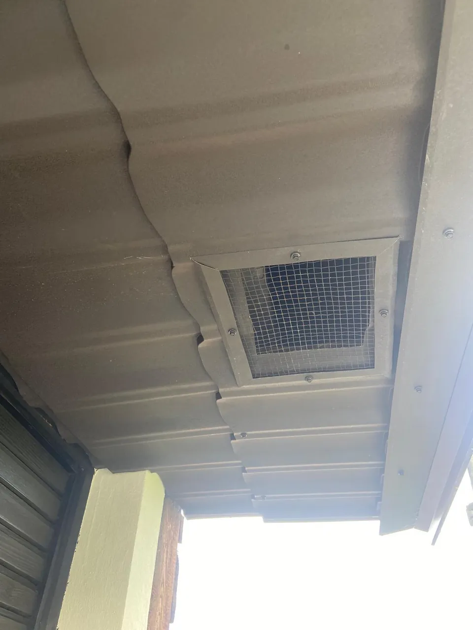 Limeni podgled s ventilacijskom rešetkom i zaštitnom mrežicom