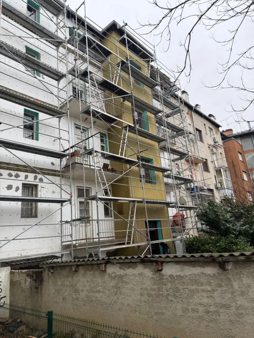 Izvedba toplinske fasade na skeli, kamena vuna i EPS ploče s ljepilom