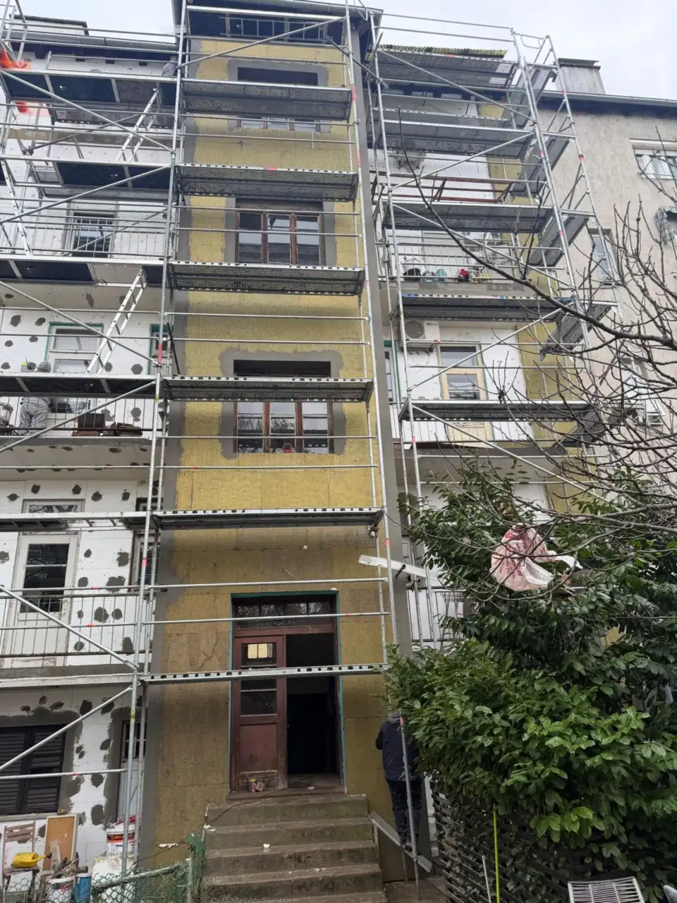 Postavljanje toplinske izolacije od kamene vune i stiropora na stambenu zgradu